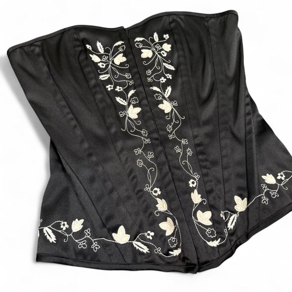 Y2K Charlotte Russe black corset with white floral embroidery,  size Medium - Picture 3 of 5